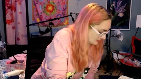 Jennifer Gwen online show from 5, 3, 2025