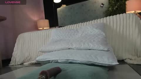 Snapshot of jessicameron chatting on 12, 7, 2026 JESSI AND NAOMI online show from 12, 7, 2026