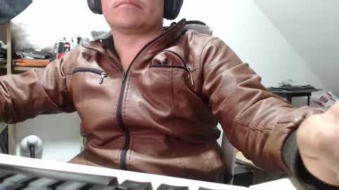 Snapshot of jhonatan_morales_s chatting on 8, 11, 2025 jhonatan_morales_s online show from 8, 11, 2025