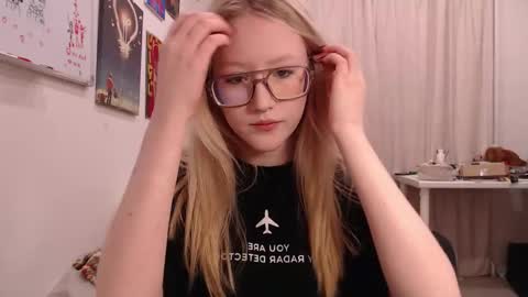 Snapshot of joan_kiss chatting on 3, 10, 2025 joan_kiss online show from 3, 10, 2025