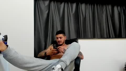 Snapshot of jonnyporn1 chatting on 4, 1, 2025 jonnyporn1 online show from 4, 1, 2025