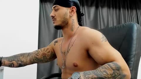 Snapshot of jonnyporn1 chatting on 5, 1, 2025 jonnyporn1 online show from 5, 1, 2025