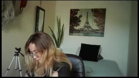 JuliaMack online show from 27, 10, 2025