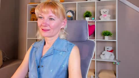 Julie Lucasss online show from 7, 4, 2026