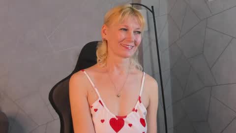 Julie Lucasss online show from 20, 4, 2026