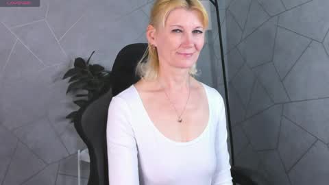 Julie Lucasss online show from 29, 4, 2026