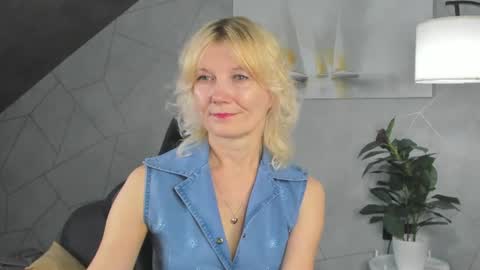 Julie Lucasss online show from 25, 6, 2026