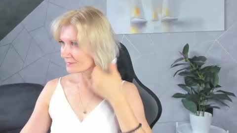 Julie Lucasss online show from 13, 7, 2026