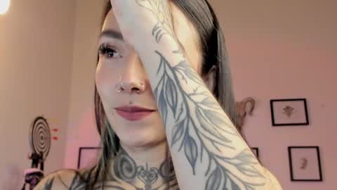 juliet_sourire online show from 3, 1, 2025