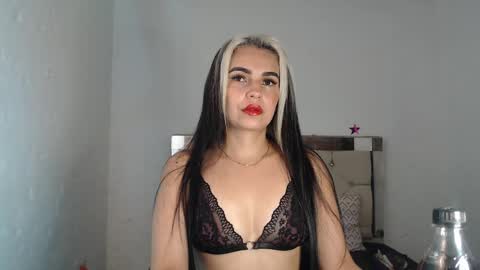 Snapshot of julieta__fox_ chatting on 12, 1, 2025 julieta__fox_ online show from 12, 1, 2025