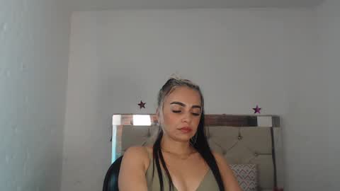 Snapshot of julieta__fox_ chatting on 14, 1, 2025 julieta__fox_ online show from 14, 1, 2025
