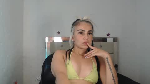 Snapshot of julieta__fox_ chatting on 15, 1, 2025 julieta__fox_ online show from 15, 1, 2025
