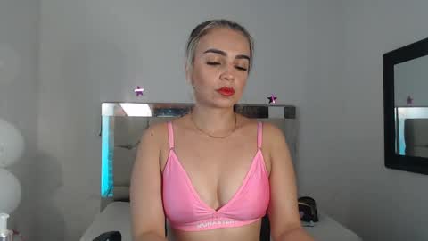 Snapshot of julieta__fox_ chatting on 24, 1, 2025 julieta__fox_ online show from 24, 1, 2025