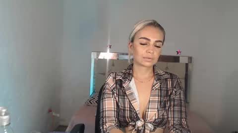 Snapshot of julieta__fox_ chatting on 23, 2, 2025 julieta__fox_ online show from 23, 2, 2025