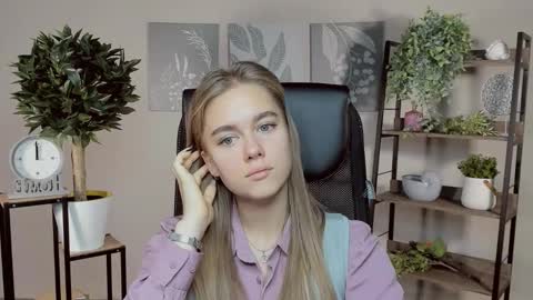 Snapshot of junewoods chatting on 12, 11, 2025 junewoods online show from 12, 11, 2025