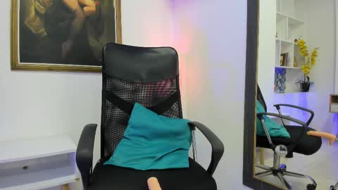 Karla Gonzaless online show from 3, 10, 2025