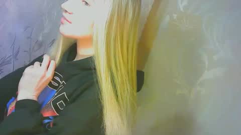 Snapshot of karolynafox chatting on 26, 9, 2025 Caroline Fox online show from 26, 9, 2025