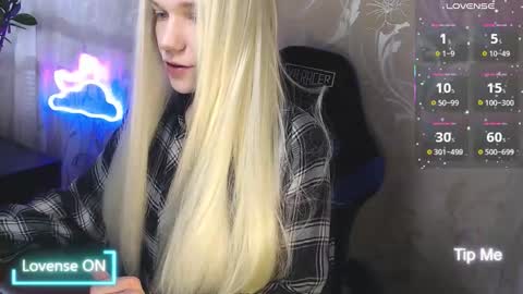 Snapshot of karolynafox chatting on 15, 3, 2026 Caroline Fox online show from 15, 3, 2026