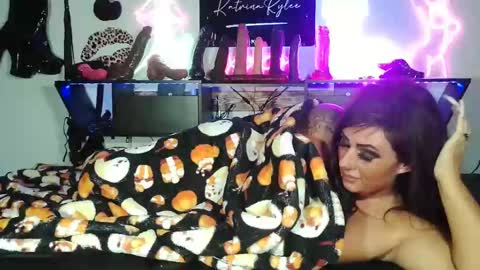 Snapshot of kat_n_bear chatting on 8, 11, 2025 Sexywifekat23 online show from 8, 11, 2025