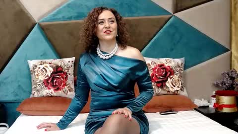 KateQueenston --  online show from 20, 10, 2025