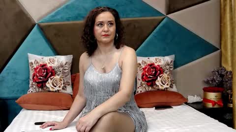 KateQueenston --  online show from 20, 12, 2025