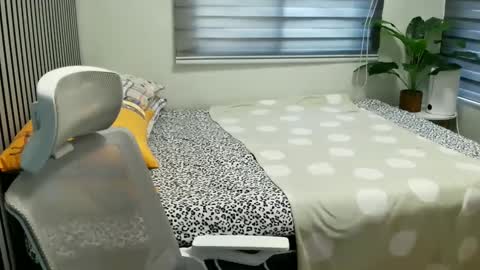 katiefrox  online show from 23, 1, 2025