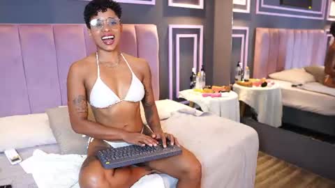 kelly__thomson online show from 9, 6, 2026