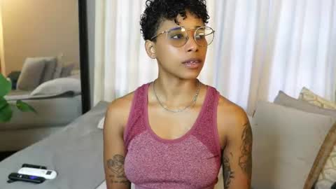 kelly__thomson online show from 24, 6, 2026
