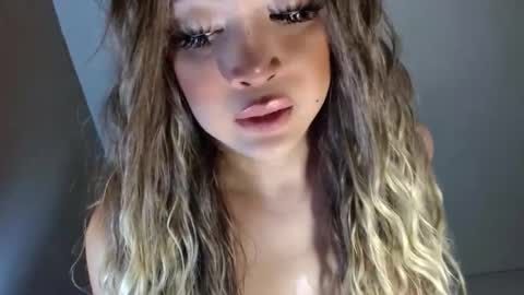 Snapshot of kellyclarksonx chatting on 10, 6, 2026 its me KELLY online show from 10, 6, 2026