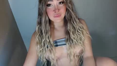 Snapshot of kellyclarksonx chatting on 27, 7, 2026 its me KELLY online show from 27, 7, 2026