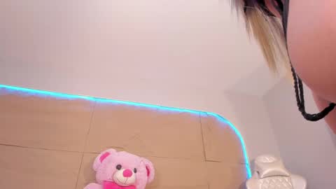 Snapshot of kiimcooper chatting on 28, 2, 2025 KIM COOPER online show from 28, 2, 2025