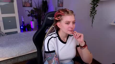 Snapshot of kiki_shay chatting on 13, 11, 2025 Kiki online show from 13, 11, 2025