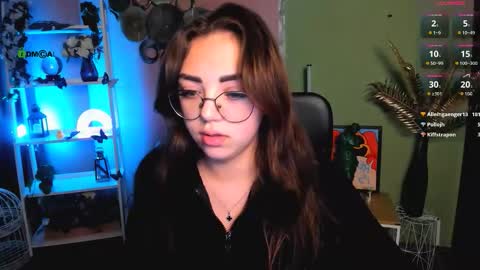 Snapshot of kiki_swan chatting on 2, 12, 2025 kiki_swan online show from 2, 12, 2025