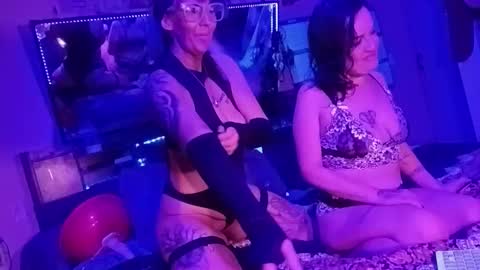 kikilovespartylights online show from 25, 2, 2026