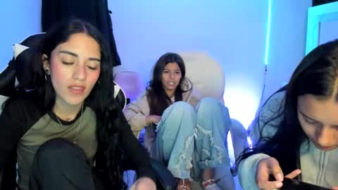 Snapshot of kimmi_foxy chatting on 4, 3, 2025 kimmi online show from 4, 3, 2025