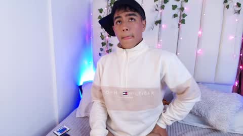 Snapshot of king_azahell chatting on 4, 1, 2025 king help me reach 100 likes online show from 4, 1, 2025