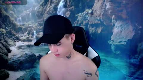 kiss_whitee online show from 2, 2, 2026