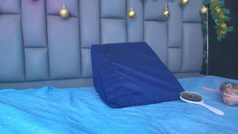 Snapshot of kissme_luna chatting on 19, 12, 2025 BELLA FLAME online show from 19, 12, 2025