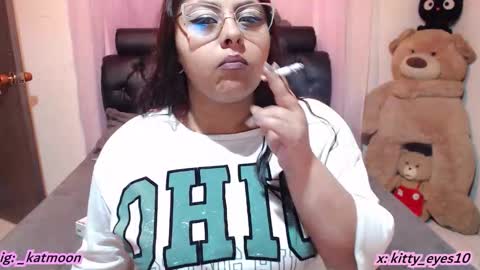 Snapshot of kitty_eyes chatting on 17, 11, 2025 kitty online show from 17, 11, 2025