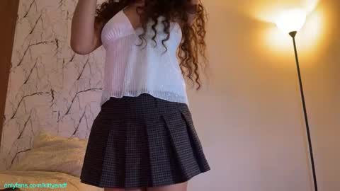 Kitty black hair 19 years Isa red hair18 years John 21 years online show from 18, 3, 2026