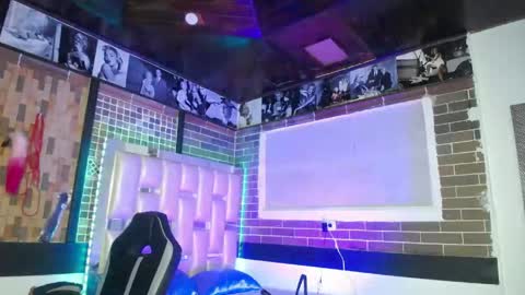 kriss_sweetboobs online show from 22, 4, 2026