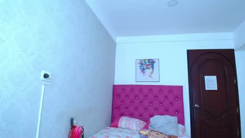 kriss_sweetboobs online show from 16, 7, 2026