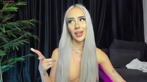 Snapshot of kristhedoll chatting on 23, 10, 2025 Kris the doll online show from 23, 10, 2025