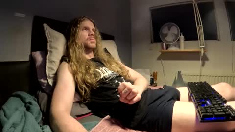 Snapshot of krullz123 chatting on 15, 12, 2025 Krullz online show from 15, 12, 2025