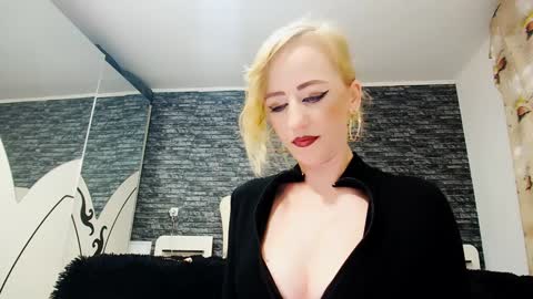 Snapshot of krystal_desire chatting on 27, 12, 2024 krystal desire online show from 27, 12, 2024