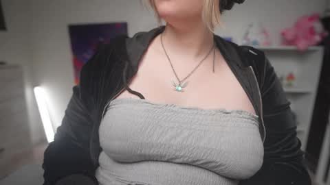 Snapshot of krystalsyxx chatting on 10, 10, 2025 Krystal Syx online show from 10, 10, 2025