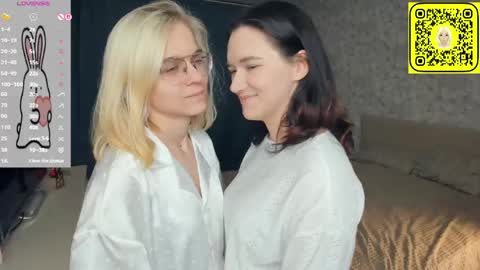 Violet and Isabel online show from 29, 5, 2026