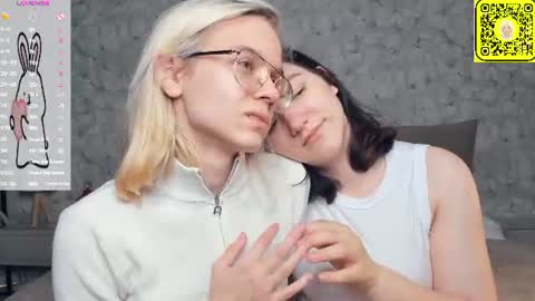Violet and Isabel online show from 27, 6, 2026