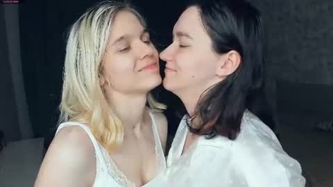 Violet and Isabel online show from 13, 7, 2026