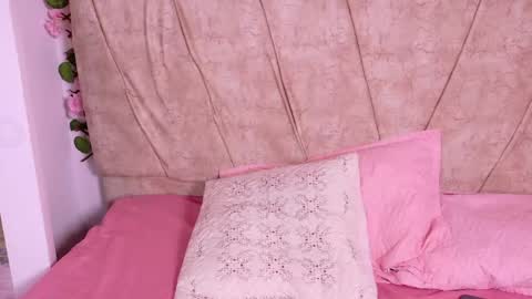 Lara Gill online show from 5, 12, 2025